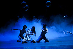 Quelle: http://theater.ulm.de/index.php?option=com_content&view=article&id=1488:ballett-lascia-che-accada-bilder&catid=43:ballett Foto: © Hermann Posch
